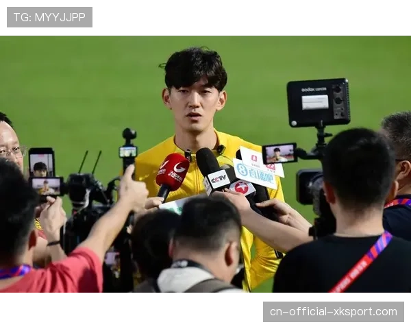 “京沪德比”焦点瞬间:颜骏凌神勇扑出张玉宁近距离头球,力保球门不失。 “京沪德比”焦点瞬间:颜骏凌神勇扑出张玉宁近距离头球,力保球门不失。